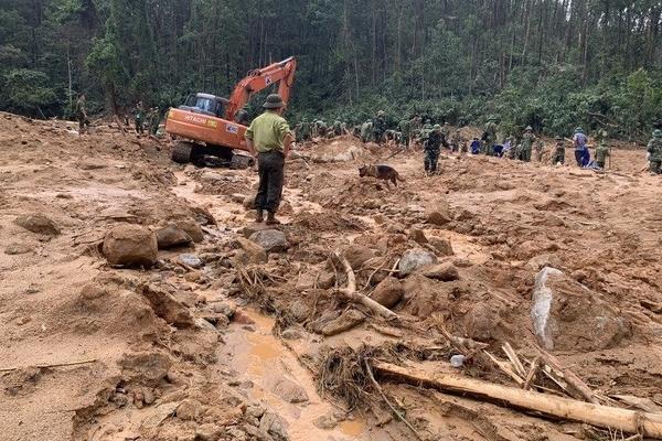 Khoảnh khắc người thân chạy theo xe cứu thương chở thi thể chiến sĩ vụ sạt lở Rào Trăng 3-5