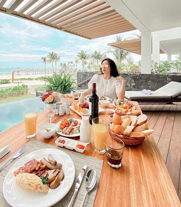 Bảo Thy thưởng thức bữa sáng trong khu nghỉ dưỡng sang chảnh.