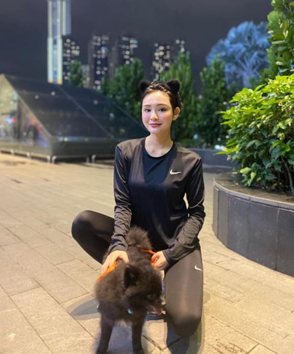 Hiền Hồ đưa cún cưng đi dạo buổi tối.