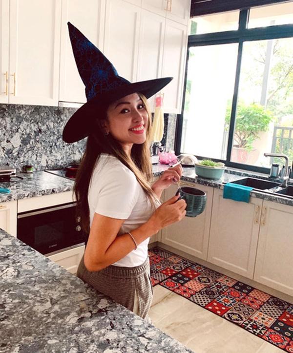 Vân Hugo nhí nhảnh hóa phù thủy. Cô đang tận hưởng cuộc sống hạnh phúc bên chồng sắp cưới, đã chuyển hẳn vào Sài Gòn sinh sống.