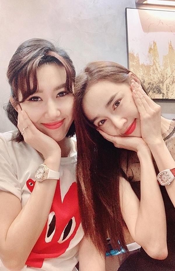 Thúy Ngân và Nhã Phương thân thiết bên nhau, cả hai đều được khen xinh đẹp.