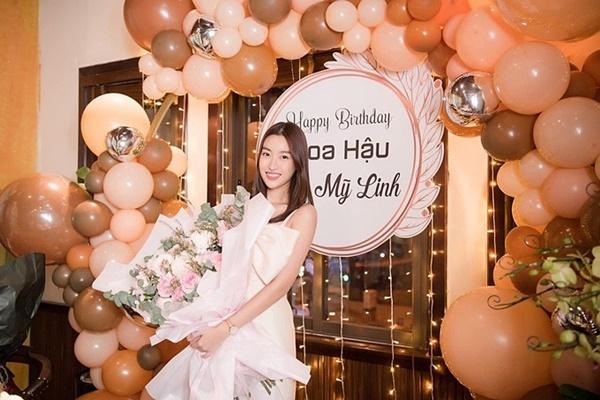 Hoa hậu Đỗ Mỹ Linh hạnh phúc đón tuổi 24.