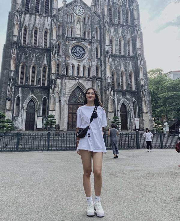 Hoa hậu Trần Tiểu Vy lang thang dạo chơi ở Hà Nội.