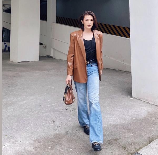 Đào Bá Lộc sải bước điệu đà trên phố, không thua kém gì chị em phụ nữ, khép lại tin sao Việt.