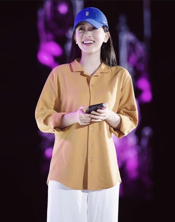 Á hậu Bùi Phương Nga "thả thính”: “Mặt tròn như cái quạt mo. Anh nào vớ được ấm no cả đời”.