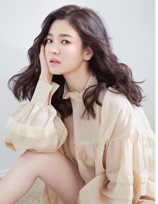 Ở tuổi 39, Song Hye Kyo sống kín tiếng, hạn chế xuất hiện trước khán giả và truyền thông. Sau khi ly hôn, nữ diễn viên tuyên bố tạm ngừng đóng phim đến hết năm 2020 để nghỉ ngơi và học thêm về nghệ thuật. Minh tinh xứ Hàn chỉ xuất hiện trong các sự kiện của nhãn hàng do cô quảng cáo.