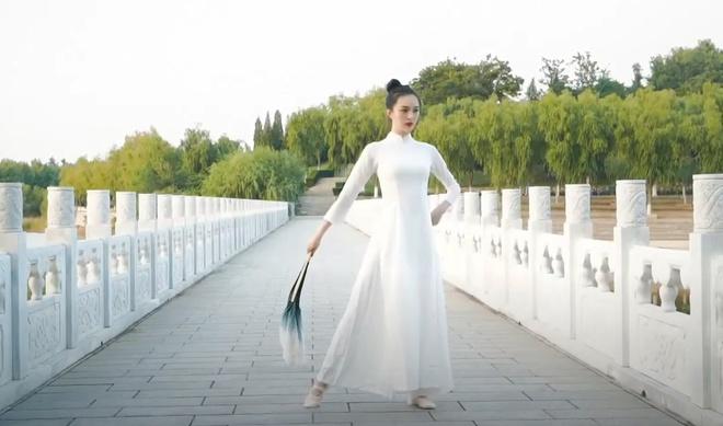 Thí sinh Hoa hậu Trái Đất của Trung Quốc mặc áo dài Việt Nam dự thi gây tranh cãi-1