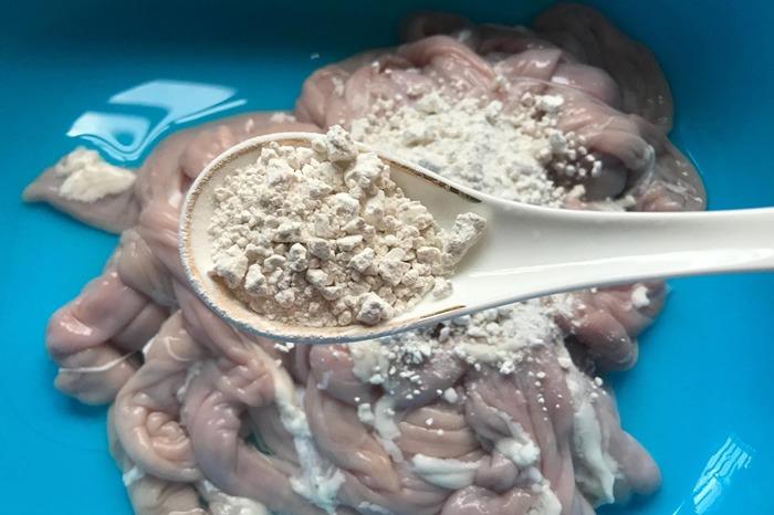 Rửa lòng già dùng muối hay giấm? Đầu bếp mách cách rửa sạch mùi hôi trong 15 phút-1