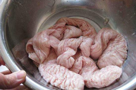 Rửa lòng già dùng muối hay giấm? Đầu bếp mách cách rửa sạch mùi hôi trong 15 phút