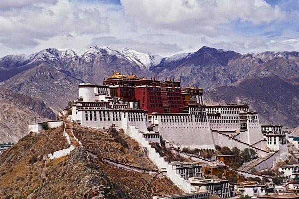 Cận cảnh cung điện vàng núp bóng nhà cấp 4-6