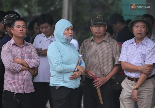 Khoảnh khắc người thân chạy theo xe cứu thương chở thi thể chiến sĩ vụ sạt lở Rào Trăng 3-1