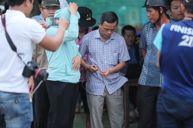 Khoảnh khắc người thân chạy theo xe cứu thương chở thi thể chiến sĩ vụ sạt lở Rào Trăng 3-2