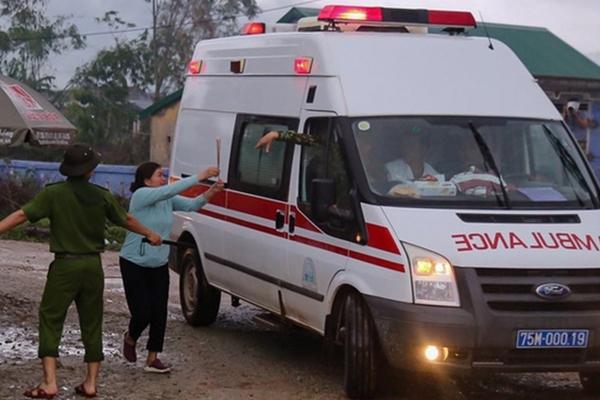 Lặn lội đưa tin cứu nạn thủy điện Rào Trăng 3, nữ MC chiếm sóng MXH vì quá xinh-8