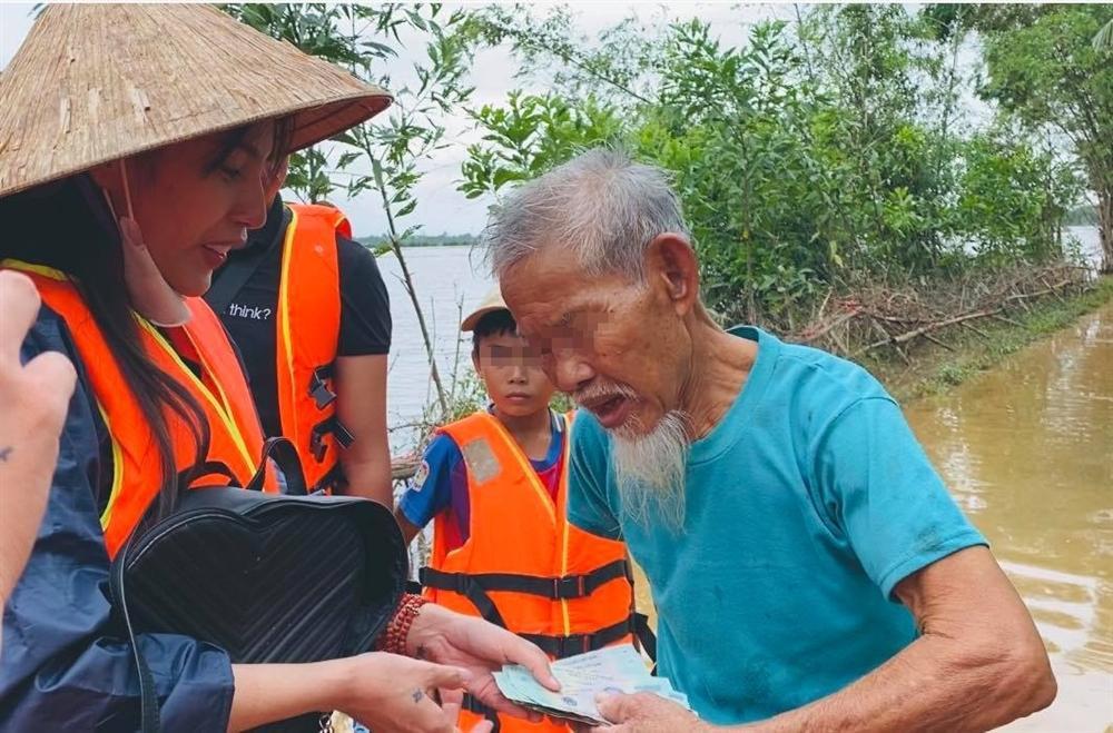 Thủy Tiên nhận hơn 30 tỷ cứu trợ lũ lụt, nói rõ việc trao quà không công bằng-6