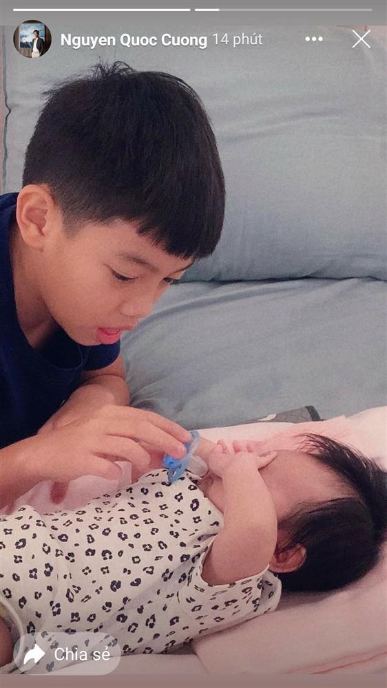 Khoảnh khắc cậu cả nhà Cường Đô La cực ra dáng anh cả-1