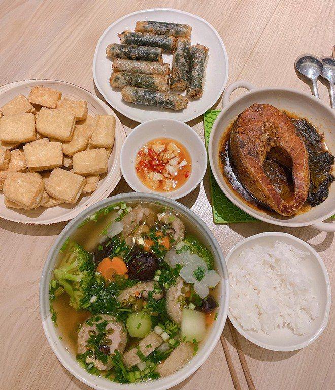 Nếu chưa biết hôm nay ăn gì, cứ nhìn những mâm cơm này của Bích Phương để có thêm gợi ý-9