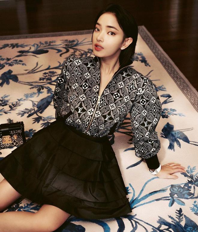 Thúy Vi khoe vòng 1 trùng tu ngồn ngộn - Chi Pu lăng-xê mốt lộ nội y táo bạo-2