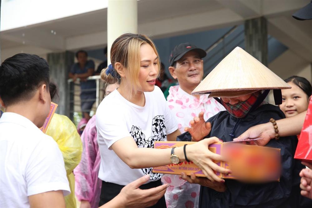 Ngay lúc này, Mỹ Tâm có mặt tại Quảng Nam cứu trợ đồng bào miền Trung-7