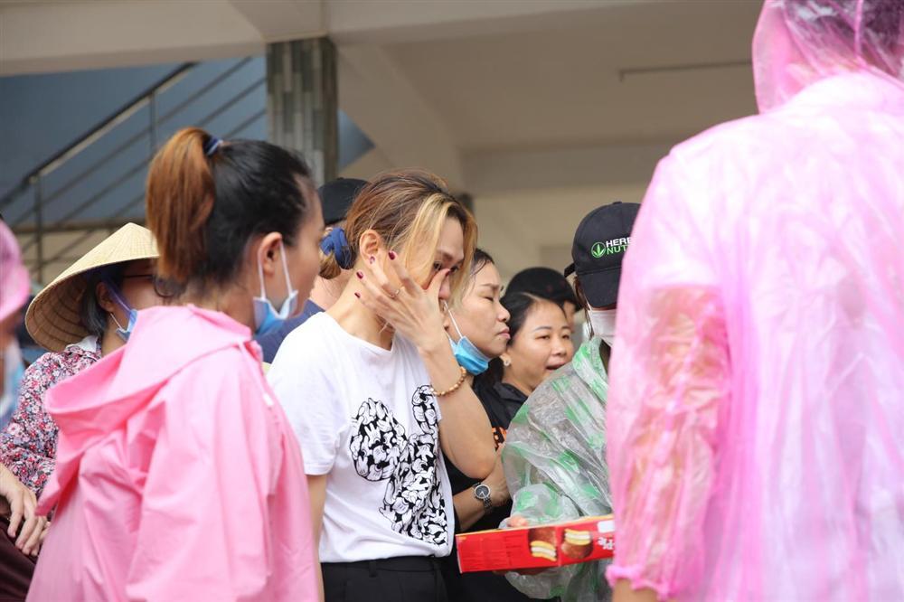 Ngay lúc này, Mỹ Tâm có mặt tại Quảng Nam cứu trợ đồng bào miền Trung-8