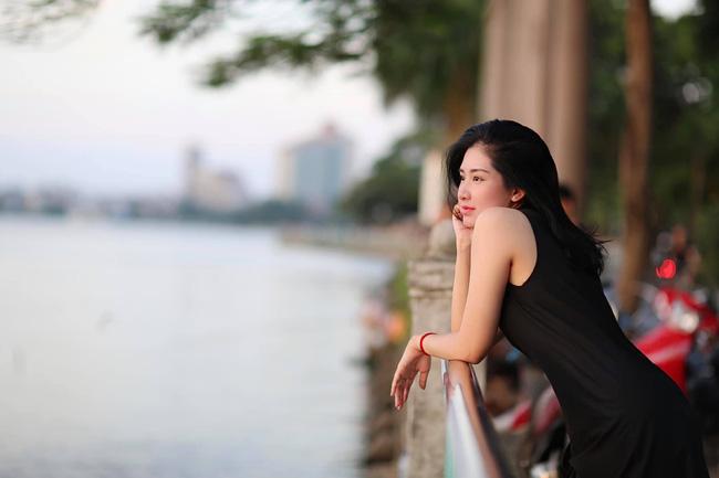 Lặn lội đưa tin cứu nạn thủy điện Rào Trăng 3, nữ MC chiếm sóng MXH vì quá xinh-4