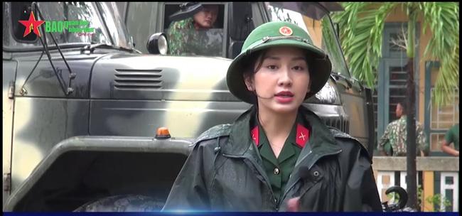 Lặn lội đưa tin cứu nạn thủy điện Rào Trăng 3, nữ MC chiếm sóng MXH vì quá xinh-3