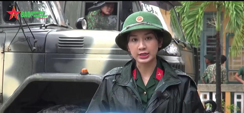 Lặn lội đưa tin cứu nạn thủy điện Rào Trăng 3, nữ MC chiếm sóng MXH vì quá xinh-2