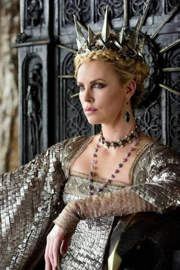 Dường như vai diễn nào của Charlize Theron cũng toát ra thần thái không lẫn đi đâu được. Từ bà mẹ bầu, tội phạm cho tới sát thủ, không vai gì chị mất đi hào quang dù có bị trang điểm “dìm” tới đâu chăng nữa. Kết cục là mỗi lần chị được giao vai nào xinh đẹp là nữ chính xác định mất luôn sân khấu.