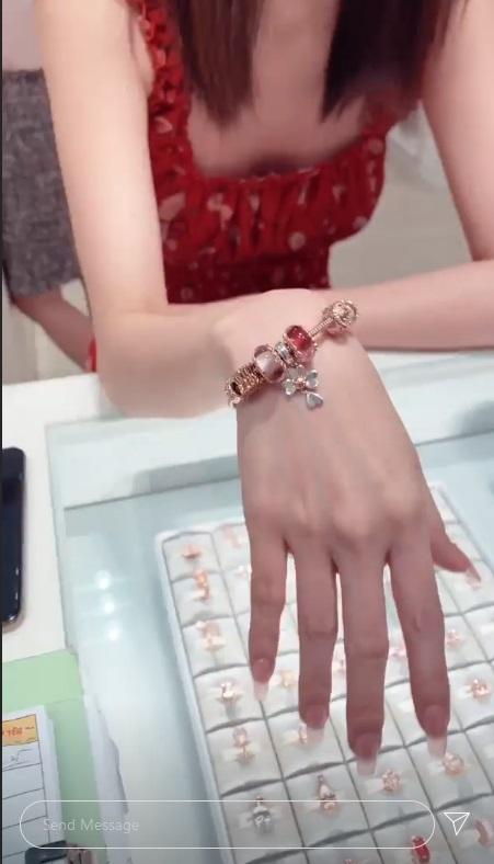 Nhanh như chớp, Ngọc Trinh tậu vòng full charm vàng giá 50 triệu đồng-2