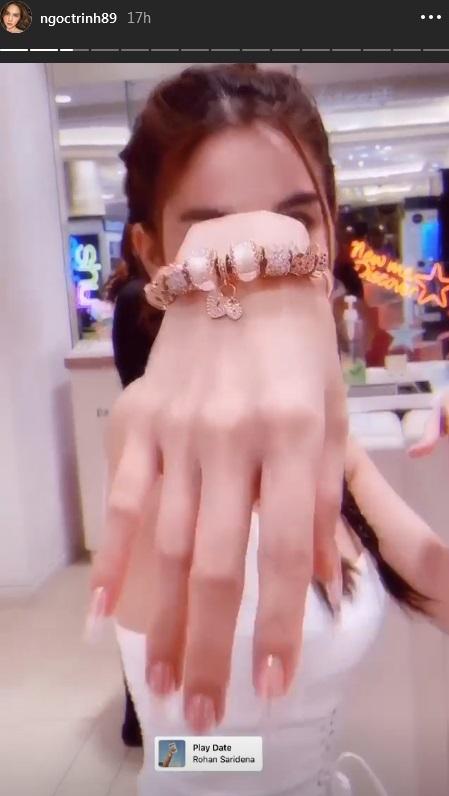 Nhanh như chớp, Ngọc Trinh tậu vòng full charm vàng giá 50 triệu đồng-3