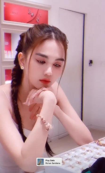 Nhanh như chớp, Ngọc Trinh tậu vòng full charm vàng giá 50 triệu đồng-6