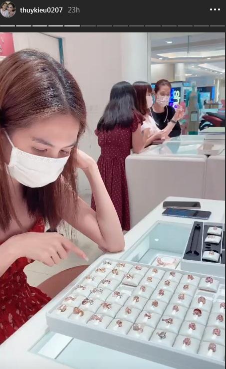 Nhanh như chớp, Ngọc Trinh tậu vòng full charm vàng giá 50 triệu đồng-1