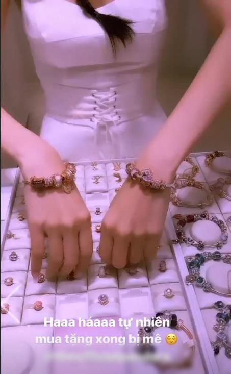 Nhanh như chớp, Ngọc Trinh tậu vòng full charm vàng giá 50 triệu đồng-4