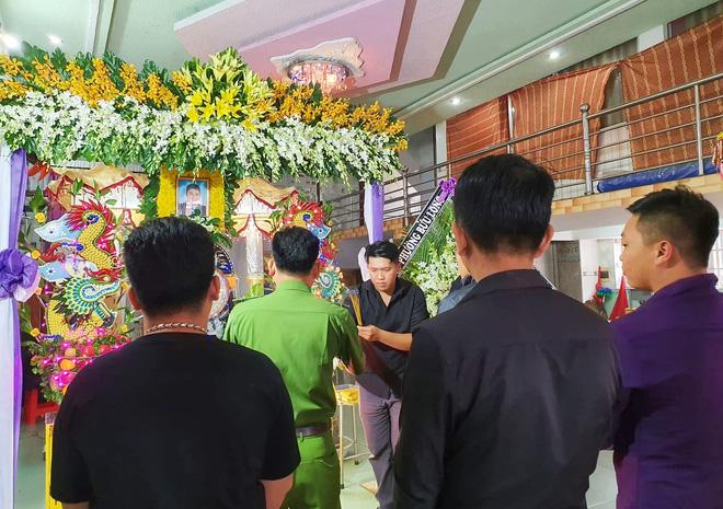 Tang lễ hiệp sĩ tử vong trong lúc bắt cướp: Vợ bầu song thai thẫn thờ bên linh cữu chồng-6