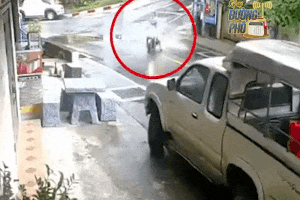 Clip: Húc vỡ tan bộ bàn ghế đá, cô gái vẫn đứng dậy bình thường làm tất cả ngỡ ngàng-1