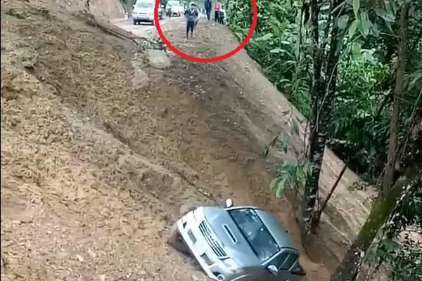 Nóng: Sạt lở vùi lấp căn nhà có 6 người, đưa được 2 người ra ngoài nhưng đã tử vong-2