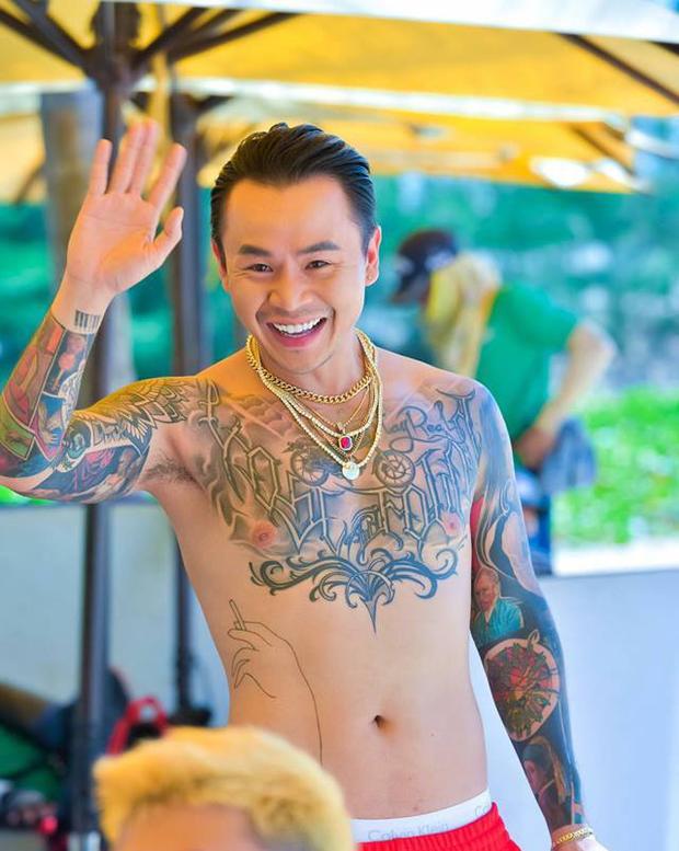 Hình xăm HLV Rap Việt: Wowy và Binz kín người, Suboi không kém cạnh, riêng Karik trắng trơn-4