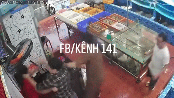 Xôn xao clip người đàn ông húc đầu, túm tóc hành hung nữ chủ quán hải sản chỉ vì không được mua chịu-1