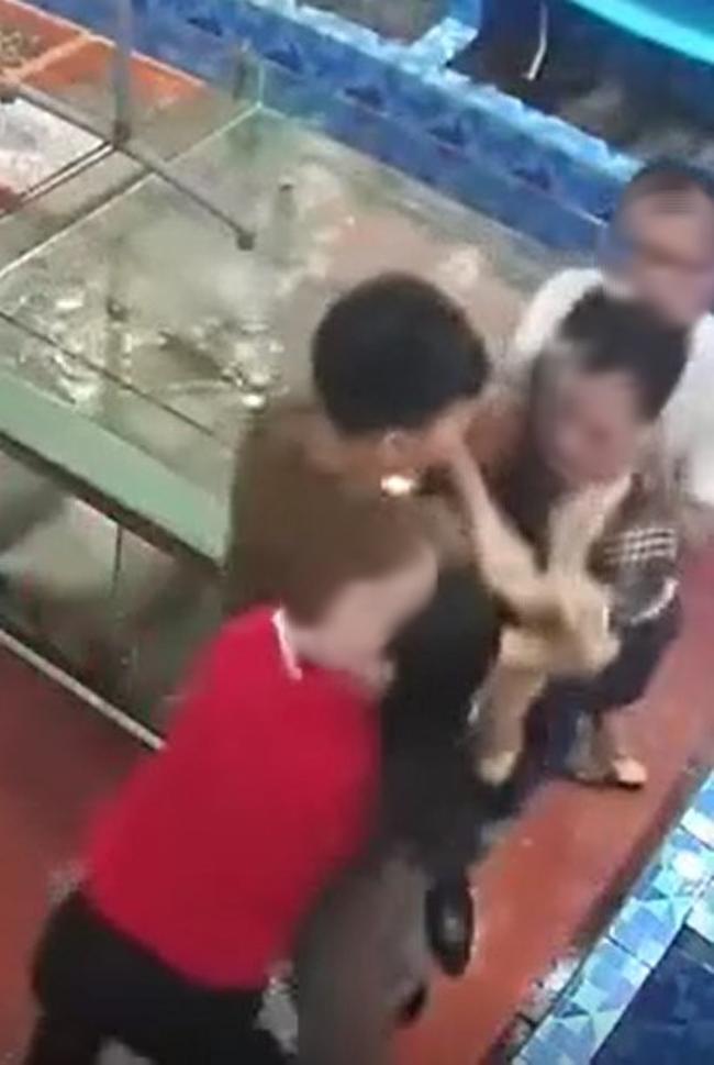Xôn xao clip người đàn ông húc đầu, túm tóc hành hung nữ chủ quán hải sản chỉ vì không được mua chịu-3