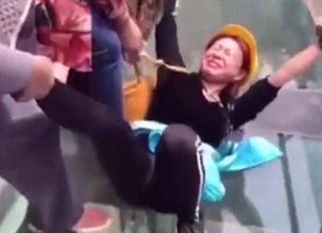 Hình ảnh đến oai phong, đi khóc thét của du khách khi check-in cầu kính trong suốt-2