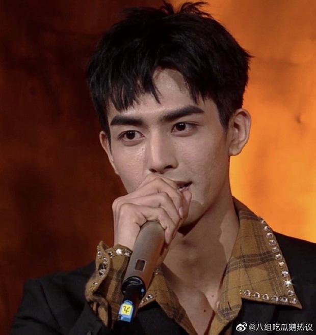 Sáng nhất Kim Ưng đêm nay là làn da sần sùi mụn đến gai người của Tống Uy Long-5