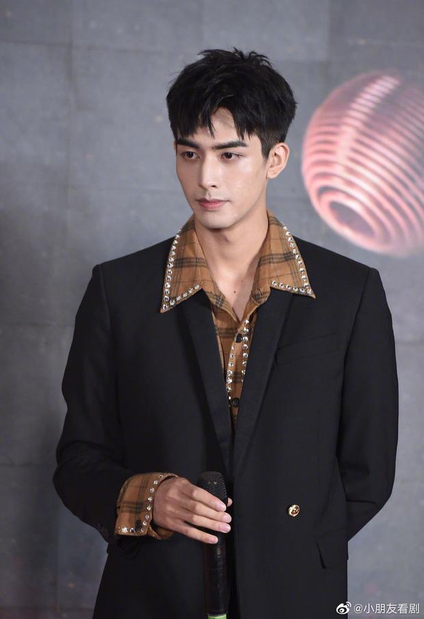 Sáng nhất Kim Ưng đêm nay là làn da sần sùi mụn đến gai người của Tống Uy Long-6