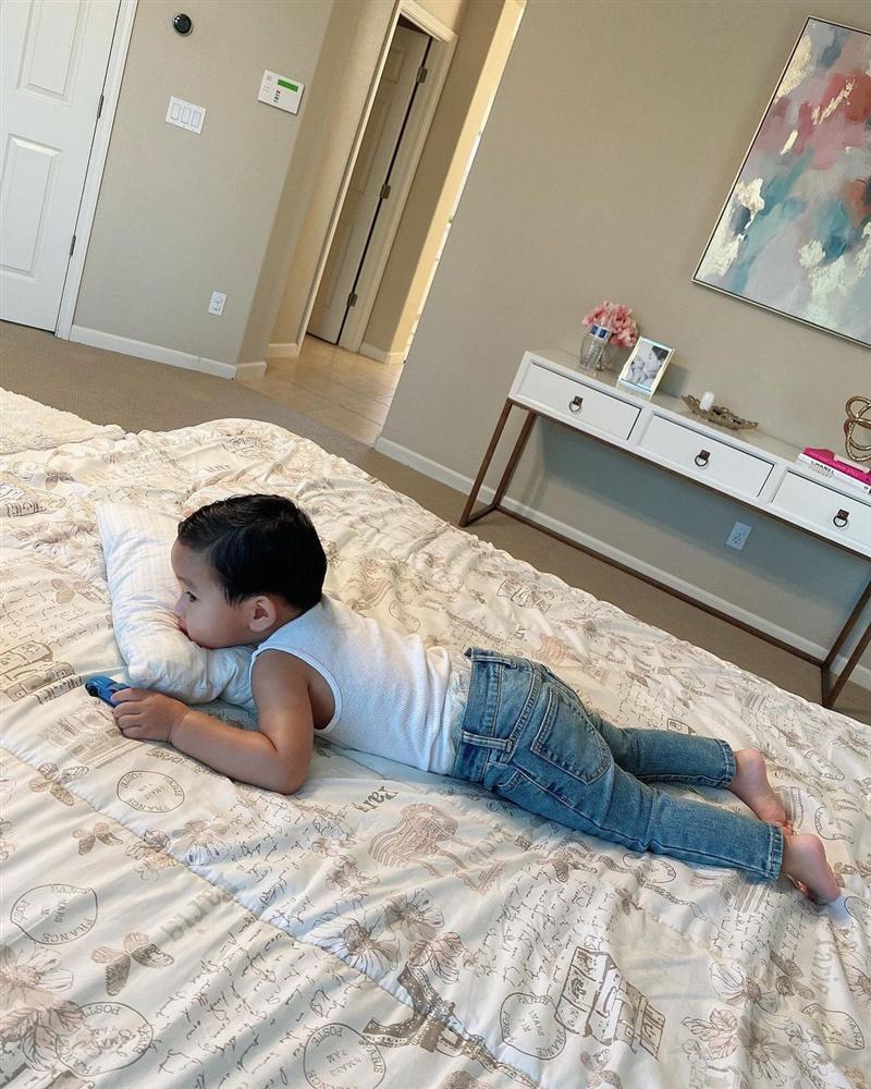 Thích thú xem quý tử 2 tuổi nhà Phạm Hương nói tiếng Anh-8