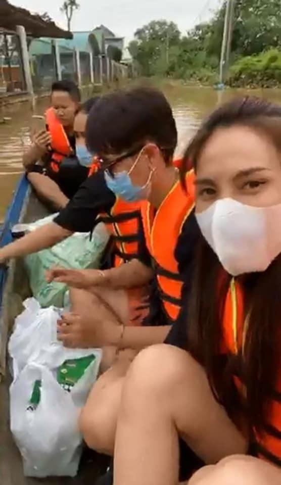 Thủy Tiên nhận 40 tỷ cứu trợ lũ lụt, con gái òa khóc vì nữ ca sĩ bất chấp hiểm nguy-1