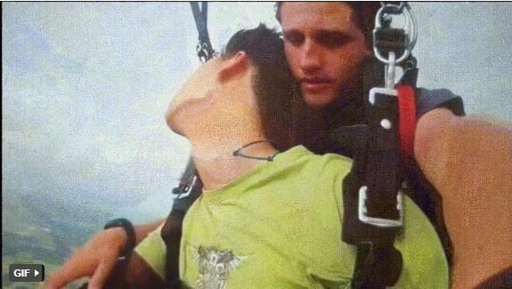 Trải nghiệm dù lượn hài nhất năm: Thanh niên ngất xỉu vì sợ rồi tự dưng tỉnh lại, tận hưởng như chưa hề có gì xảy ra-3