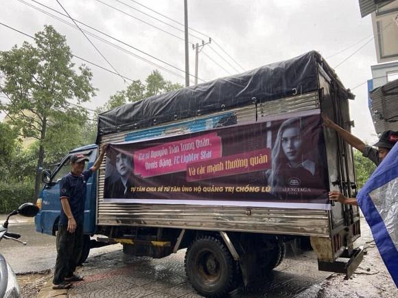 Nguyễn Trần Trung Quân - Denis Đặng gây tranh cãi khi treo băng rôn, in tên lên quà từ thiện-1