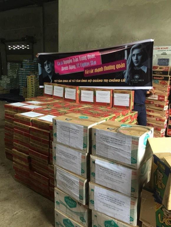 Nguyễn Trần Trung Quân - Denis Đặng gây tranh cãi khi treo băng rôn, in tên lên quà từ thiện-2