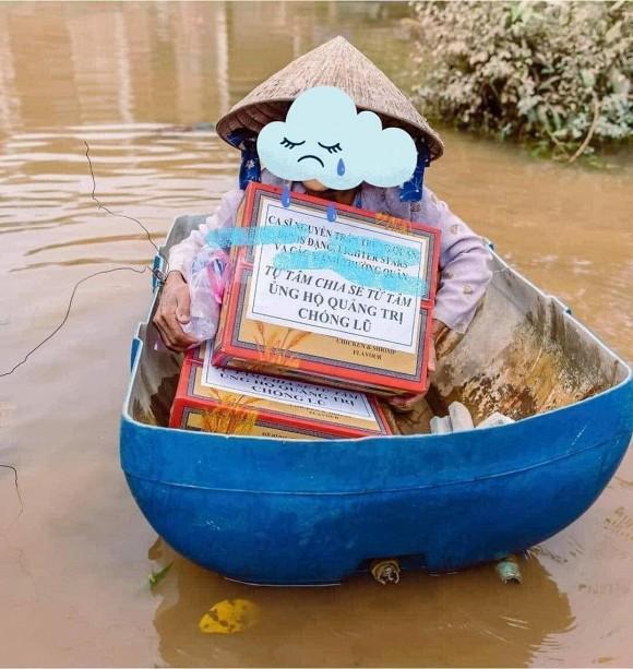 Nguyễn Trần Trung Quân - Denis Đặng gây tranh cãi khi treo băng rôn, in tên lên quà từ thiện-3