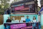 Nguyễn Trần Trung Quân - Denis Đặng gây tranh cãi khi treo băng rôn, in tên lên quà từ thiện