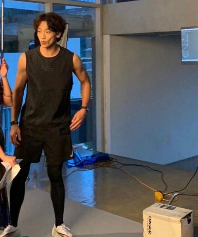 Ông xã Kim Tae Hee gây hoang mang khi xuất hiện với gương mặt hốc hác, tiều tụy như bệnh nặng-1