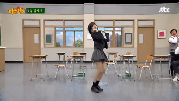 Lisa gây sốt với điệu múa con cua tại Knowing Brother-7